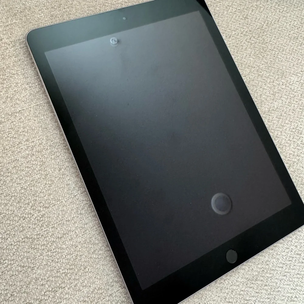 Apple iPad - Black Frame